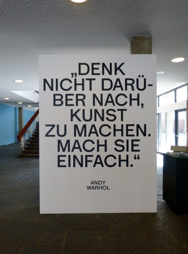 Andy Warhols wegweisende Worte vor dem Eingang in die Ausstellung "Kunst für alle" im Foyer der Akademie der Künste in Berlin-Tiergarten. Foto © Urszula Usakowska-Wolff