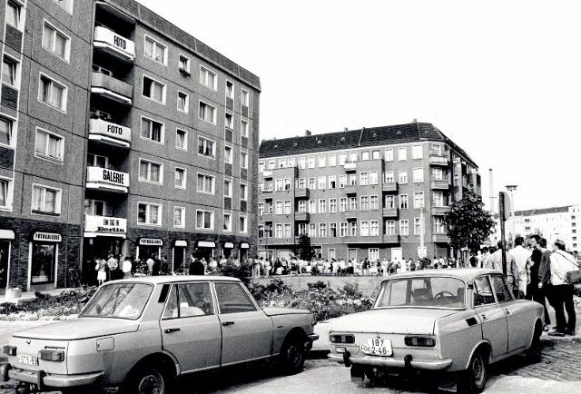 Fotogalerie Friedrichshain, Schlange 1980er Jahre. Foto © Fotogalerie Friedrichshain