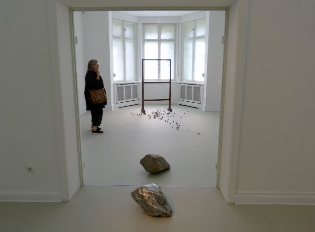 Alicja Kwade, Ausstellung "Monolog aus dem 11ten Stock". Foto © Urszula Usakowska-Wolff, VG Bild-Kunst