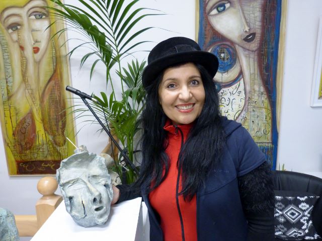 Shahla Aghapour in der ART Galerie Benakohell, Berlin-Reinickendorf. Foto © Urszula Usakowska-Wolff