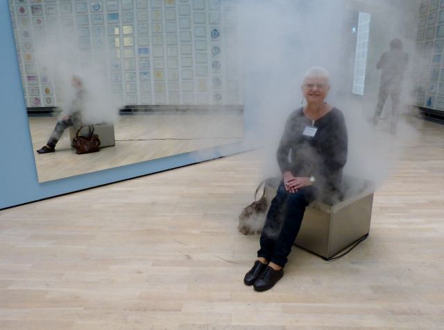 Urszula Usakowska-Wolff auf der "Smoking Bench" von Jeppe Hein. Kunstmuseum Wolfsburg. Foto © Isabelle Spicer