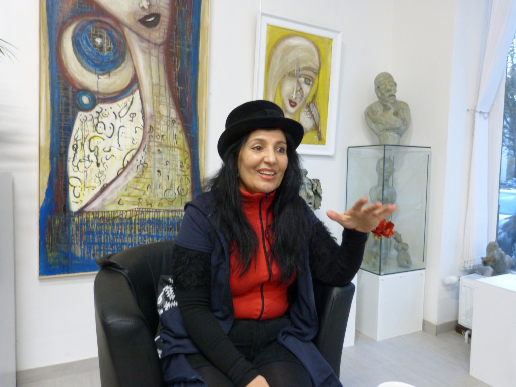 Shahla Agapour in der ART Galerie Benakohell, Berlin-Reinickendorf. Foto © Urszula Usakowska-Wolff
