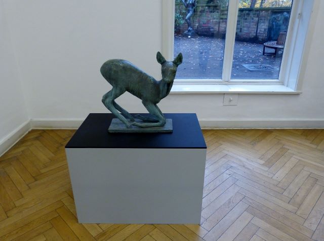 Renée Sintenis, Großes kniendes Reh, 1930. Ausstellung "Berliner Bildhauerin (1988 – 1965)", Georg-Kolbe-Museum, 2013/2014. Foto © Urszula Usakowska-Wolff