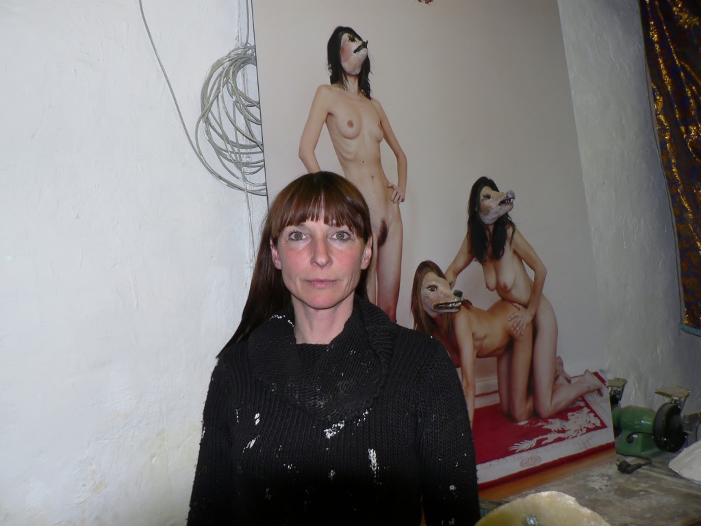 Iris Schieferstein vor ihrer Fotoarbeit "Underfucked Oversexed". Foto © Urszula Usakowska-Wolff