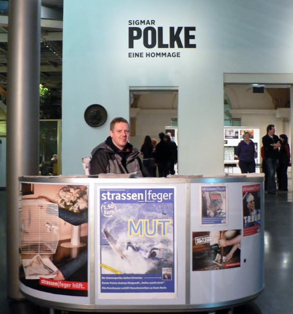 "Lange Polke-Nacht" mit dem strassen|feger als Medienpartner. Auf dem Bild: unser Verkäufer André, AdK, 23.02.2017. Foto © Urszula Usakowska-Wolff