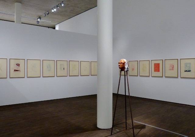 Ausstellungsansicht "Schöne Grüße Thomas Schütte, me Collectros Room Berlin, 2013/2014. Foto © Urszula Usakowska-Wolff