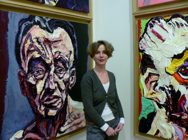 Melanie Battaglia vor dem Porträt von Lucian Freud. Foto © Urszula Usakowska-Wolff