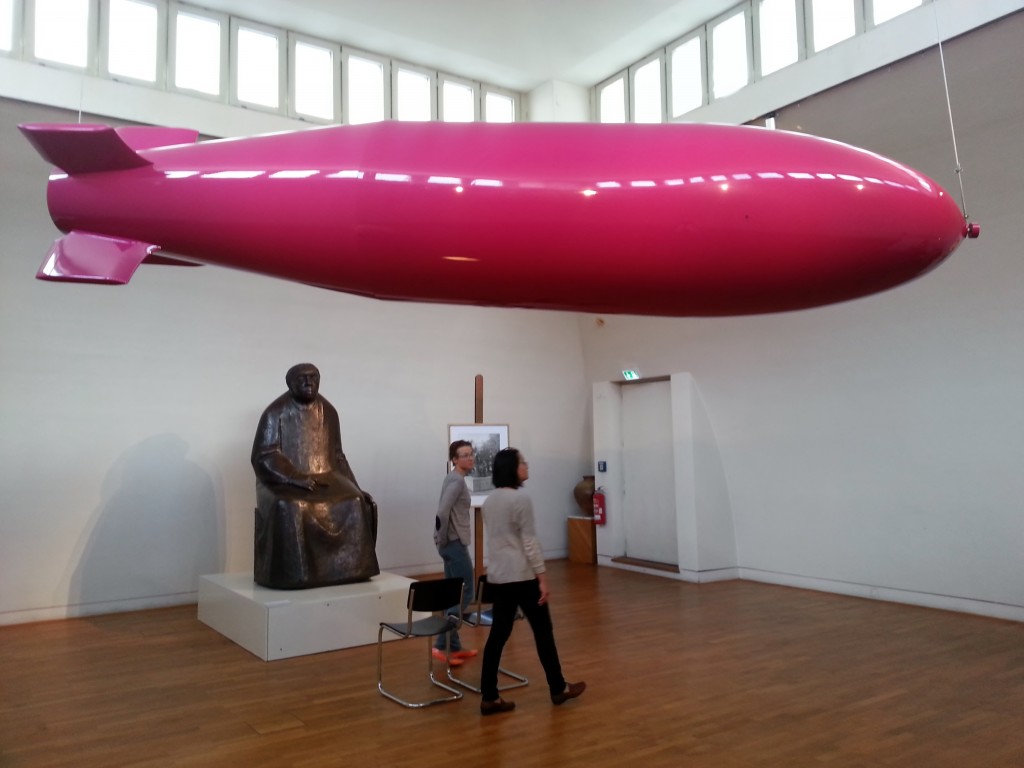 Kata Legrady, "Chanel 217 (Pink Bomb)", 2011 und Gustav Seitz, Käthe-Kollwitz-Denkmal, 1958. Foto © Urszula Usakowska-Wolff