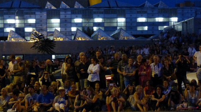 Tausende Schaulustige blockieren am 19.07.2014 die Potsdamer Straße, um das Sky Art Event von Otto Piene zu sehen. Foto © Urszula Usakowska-Wolff
