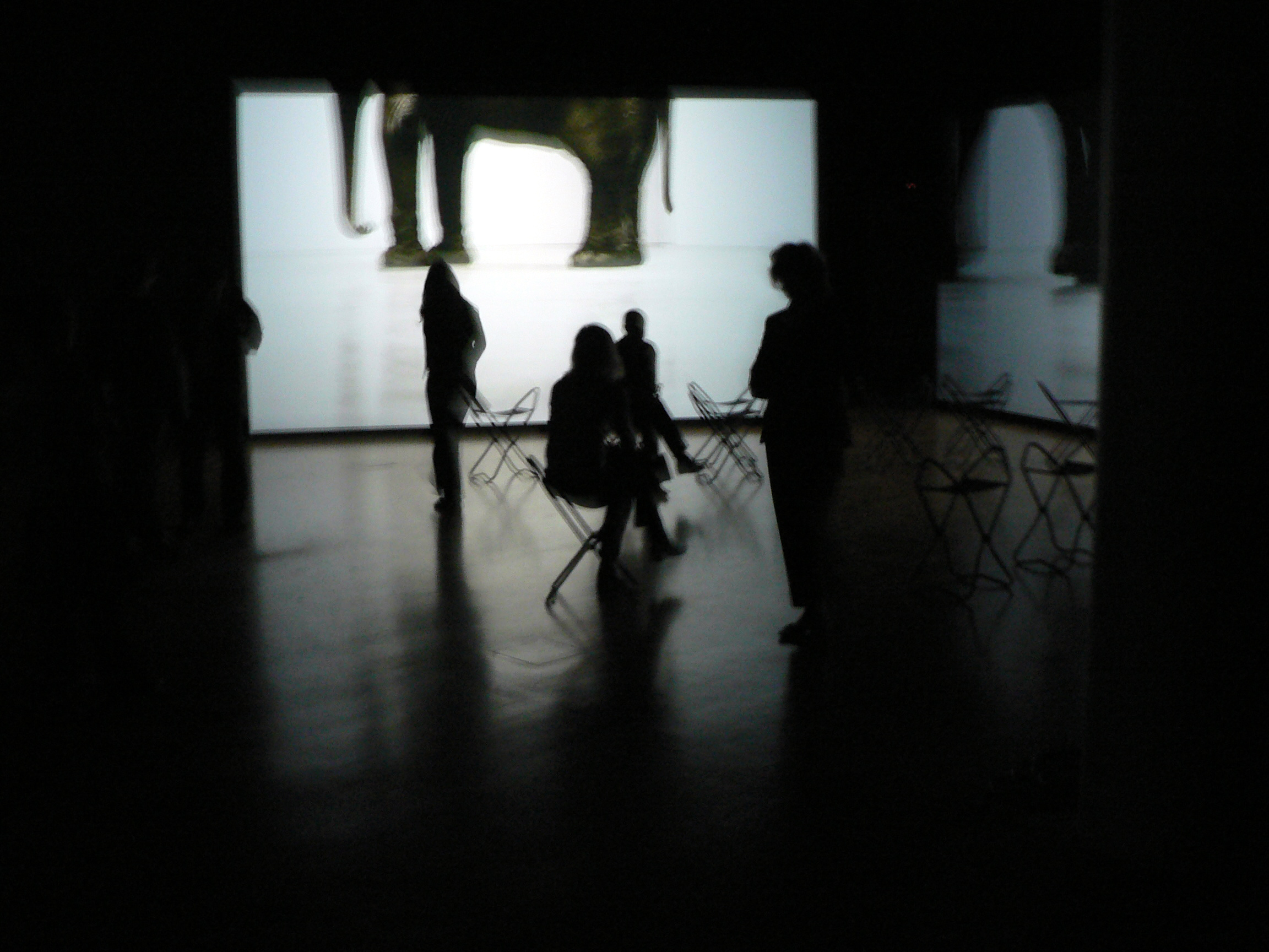 Douglas Gordon – Between Darkness and Light – im Kunstmuseum Wolfsburg