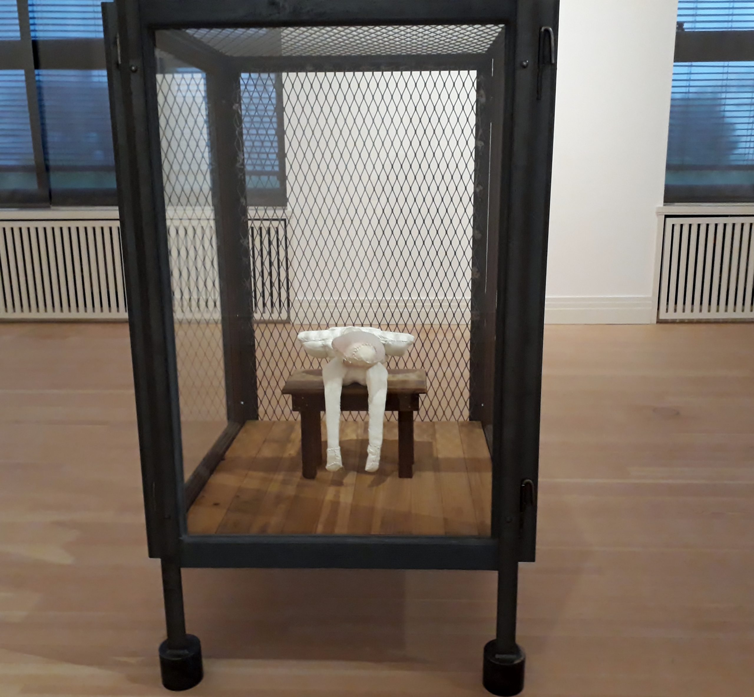 Louise Bourgeois, Cell XXII (Portrait), 2000, Installationsansicht Gropius Bau. Foto: Urszula Usakowska-Wolff