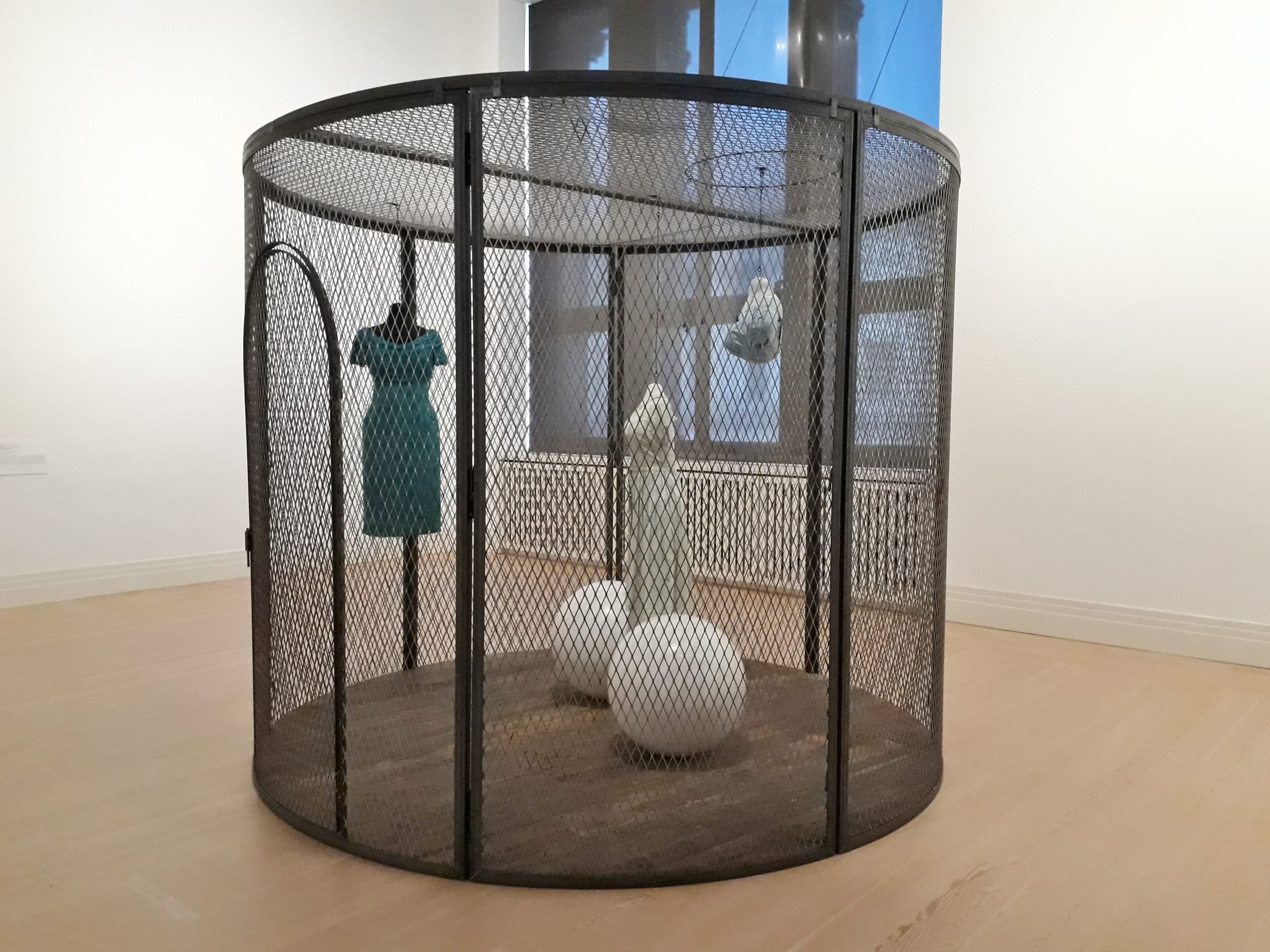 Louise Bourgeois, Cell XXV), 2001, Installationsansicht Gropius Bau. Foto: Urszula Usakowska-Wolff