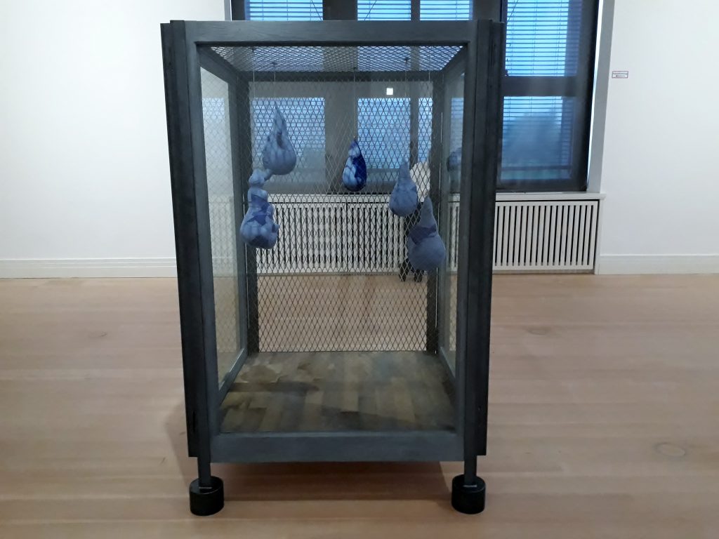 Louise Bourgeois, Cell XXVIII (Portrait), 2004-2005, Installationsansicht Gropius Bau. Foto: Urszula Usakowska-Wolff