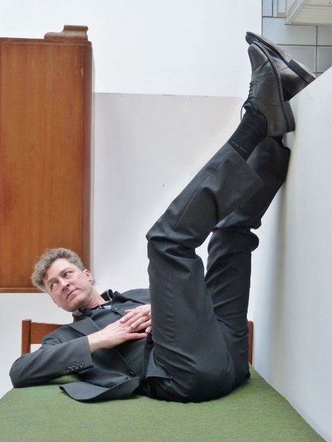 Dr. Ralf Beil, Direktor des Kunstmuseums Wolfsburg, als One-Minute-Sculpture. Foto © Urszula Usakowska-Wolff