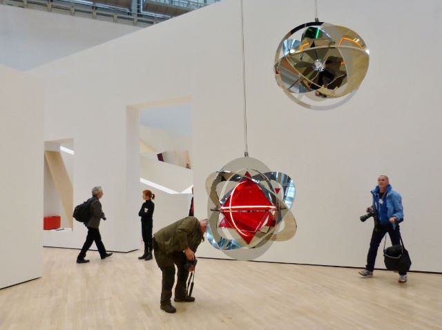 Blick in die Ausstellung "This Way" von Jeppe Hein im Kunstmuseum Wolfsburg, 12.11.2015. Foto © Urszula Usakowska-Wolff