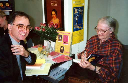 Erna Rosenstein und Andrzej Byrt, polnischer Botschafter in Deutschland, auf der Leipziger Buchmesse 1996. Foto © Manfred Wolff