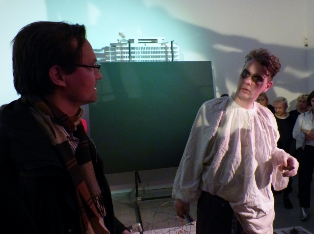 John Bock spricht mit einem Rezipienten im Moloch der Wesenspräsenz. Foto Urszula Usakowska-Wolff