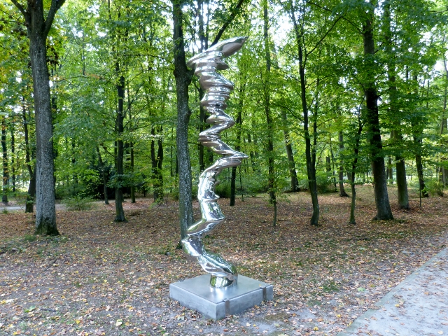 Tony Cragg, Elliptical Column, rostfreier Stahl, 2012. Ausstellung "Sculpture", CRP Orońsko, 2016. Foto © Urszula Usakowska-Wolff