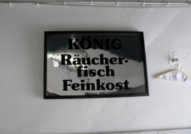 König Räucherfisch Feinkost: Ein Schild aus alten Tagen. Foto © Urszula Usakowska-Wolff