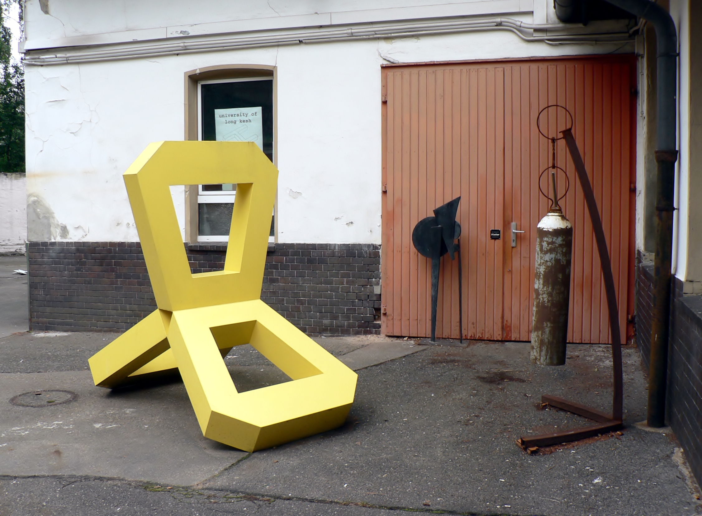 Kunstkosmos des Planeten Dada Post: Der Bildhauer Howard McCalebb und seine einzigartige Galerie – etwas abseits, doch inmitten des Berliner Kunstuniversums