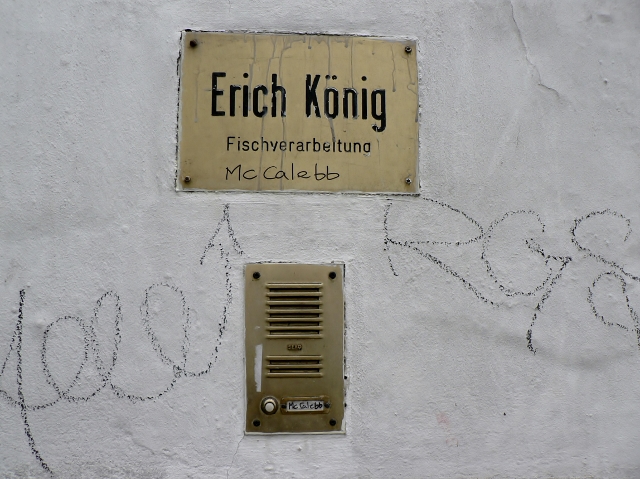 Gestern und heute: Erich König Fischverarbeitung und Dada Post McCalebb. Foto © Urszula Usakowska-Wolff
