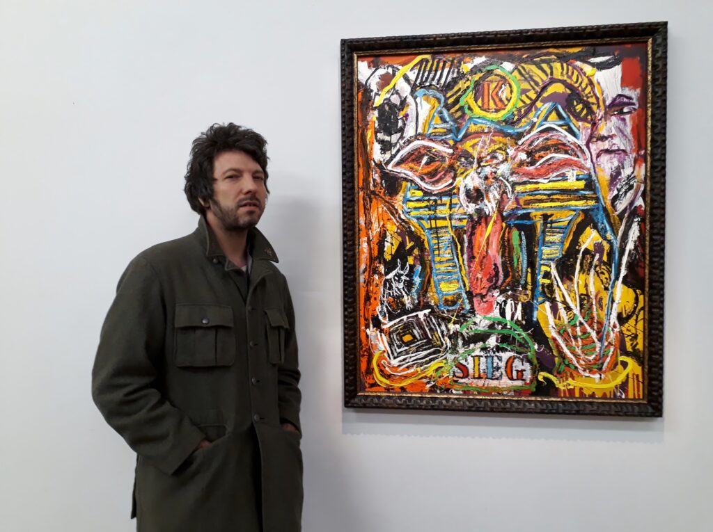 Orsten Groom neben seinem Bild "Sieg HMund", Urban Spree Galerie, 20.10.2020. Foto © Urszula Usakowska-Wolff