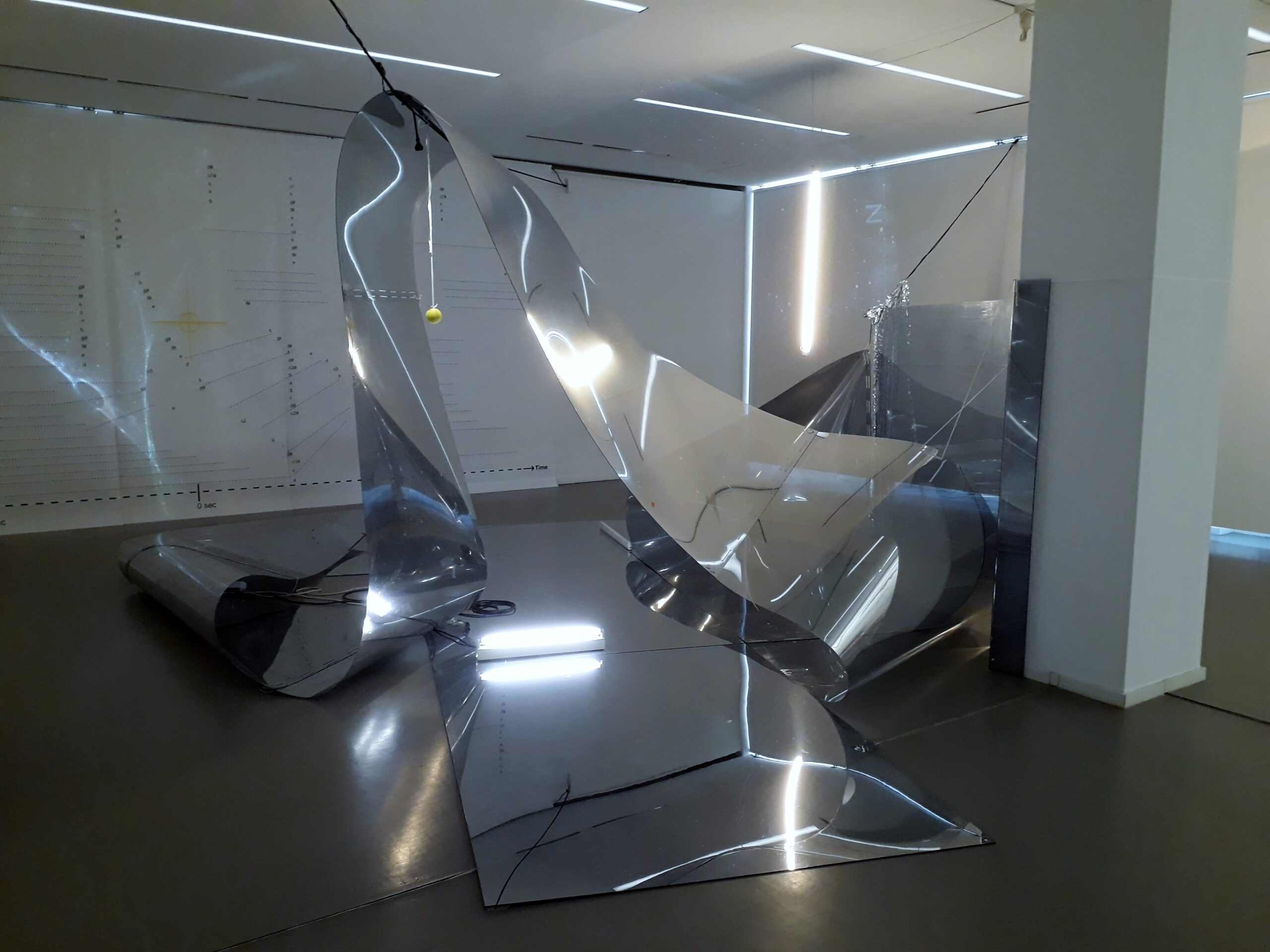 Vor, im und hinter dem Spiegel: Ulrike Flaig in der Kommunalen Galerie Berlin